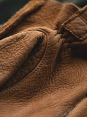 製品画像
マットレザーのバイカーズグローブ全体展示。バイカーズグローブ特有の硬派で無骨なデザインが際立ち、ライディングに最適な機能性を持ち合わせています。ヴィンテージ感のあるレザーが、長年の使用でさらに味わい深く変化する点が特徴です。
詳細画像
グローブのディテールと素材感アップ。マットレザーを使用した手袋の細部が強調されており、特にダブルステッチや鷲の目のデザインが、製品の耐久性と独特な個性を引き立てています。手に馴染む柔らかな質感や、ヴィンテージの風合いが美しく表現されています。