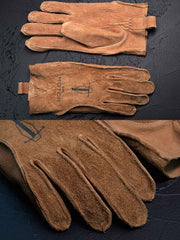 製品画像
マットレザーのバイカーズグローブ全体展示。バイカーズグローブ特有の硬派で無骨なデザインが際立ち、ライディングに最適な機能性を持ち合わせています。ヴィンテージ感のあるレザーが、長年の使用でさらに味わい深く変化する点が特徴です。
詳細画像
グローブのディテールと素材感アップ。マットレザーを使用した手袋の細部が強調されており、特にダブルステッチや鷲の目のデザインが、製品の耐久性と独特な個性を引き立てています。手に馴染む柔らかな質感や、ヴィンテージの風合いが美しく表現されています。