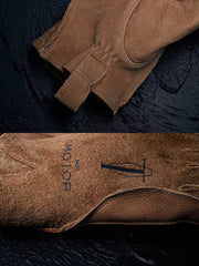 製品画像
マットレザーのバイカーズグローブ全体展示。バイカーズグローブ特有の硬派で無骨なデザインが際立ち、ライディングに最適な機能性を持ち合わせています。ヴィンテージ感のあるレザーが、長年の使用でさらに味わい深く変化する点が特徴です。
詳細画像
グローブのディテールと素材感アップ。マットレザーを使用した手袋の細部が強調されており、特にダブルステッチや鷲の目のデザインが、製品の耐久性と独特な個性を引き立てています。手に馴染む柔らかな質感や、ヴィンテージの風合いが美しく表現されています。