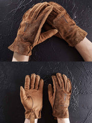 詳細画像
グローブのディテールと素材感アップ。マットレザーを使用した手袋の細部が強調されており、特にダブルステッチや鷲の目のデザインが、製品の耐久性と独特な個性を引き立てています。手に馴染む柔らかな質感や、ヴィンテージの風合いが美しく表現されています。
モデル画像
モデルがマットレザーのバイカーズグローブを着用したライディングスタイル。バイカーズグローブのデザインやフィット感が実際の使用シーンでどのように活かされるかがわかります。ライダーにとって必要な機能性とファッション性を兼ね備えたアイテムで、アウトドアや日常のライディングに最適です。