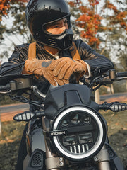 詳細画像
グローブのディテールと素材感アップ。マットレザーを使用した手袋の細部が強調されており、特にダブルステッチや鷲の目のデザインが、製品の耐久性と独特な個性を引き立てています。手に馴染む柔らかな質感や、ヴィンテージの風合いが美しく表現されています。
モデル画像
モデルがマットレザーのバイカーズグローブを着用したライディングスタイル。バイカーズグローブのデザインやフィット感が実際の使用シーンでどのように活かされるかがわかります。ライダーにとって必要な機能性とファッション性を兼ね備えたアイテムで、アウトドアや日常のライディングに最適です。