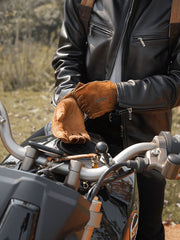 詳細画像
グローブのディテールと素材感アップ。マットレザーを使用した手袋の細部が強調されており、特にダブルステッチや鷲の目のデザインが、製品の耐久性と独特な個性を引き立てています。手に馴染む柔らかな質感や、ヴィンテージの風合いが美しく表現されています。
モデル画像
モデルがマットレザーのバイカーズグローブを着用したライディングスタイル。バイカーズグローブのデザインやフィット感が実際の使用シーンでどのように活かされるかがわかります。ライダーにとって必要な機能性とファッション性を兼ね備えたアイテムで、アウトドアや日常のライディングに最適です。