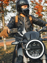 詳細画像
グローブのディテールと素材感アップ。マットレザーを使用した手袋の細部が強調されており、特にダブルステッチや鷲の目のデザインが、製品の耐久性と独特な個性を引き立てています。手に馴染む柔らかな質感や、ヴィンテージの風合いが美しく表現されています。
モデル画像
モデルがマットレザーのバイカーズグローブを着用したライディングスタイル。バイカーズグローブのデザインやフィット感が実際の使用シーンでどのように活かされるかがわかります。ライダーにとって必要な機能性とファッション性を兼ね備えたアイテムで、アウトドアや日常のライディングに最適です。