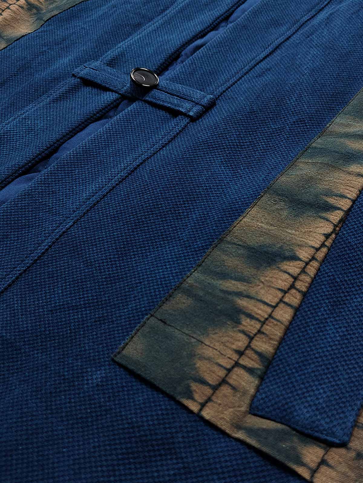 製品画像
植物藍染ピンチワークはんてんの全体展示。藍染めとピンチワークのデザインが際立ち、東洋的な風情が感じられるアイテム。冬のコーディネートにぴったりの暖かさとレトロスタイルが魅力です。
詳細画像
藍染ピンチワークとコットン入りのディテール画像。藍染め手織り布とピンチワークの細部が強調され、色合いや質感が鮮明に表現されています。商品の特徴を深く理解できる一枚です。