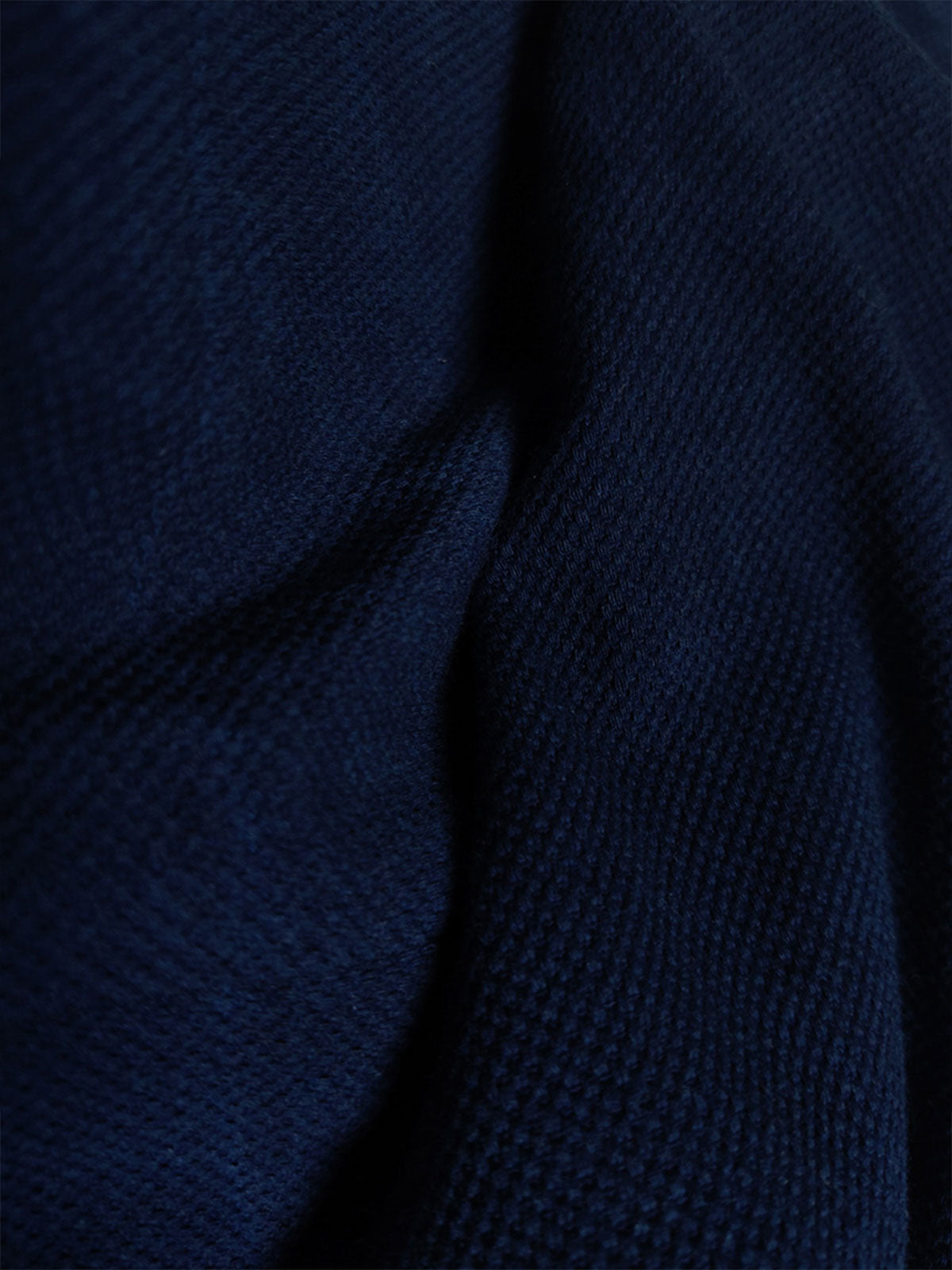 製品画像
植物藍染ピンチワークはんてんの全体展示。藍染めとピンチワークのデザインが際立ち、東洋的な風情が感じられるアイテム。冬のコーディネートにぴったりの暖かさとレトロスタイルが魅力です。
詳細画像
藍染ピンチワークとコットン入りのディテール画像。藍染め手織り布とピンチワークの細部が強調され、色合いや質感が鮮明に表現されています。商品の特徴を深く理解できる一枚です。