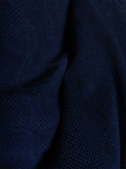 製品画像
植物藍染ピンチワークはんてんの全体展示。藍染めとピンチワークのデザインが際立ち、東洋的な風情が感じられるアイテム。冬のコーディネートにぴったりの暖かさとレトロスタイルが魅力です。
詳細画像
藍染ピンチワークとコットン入りのディテール画像。藍染め手織り布とピンチワークの細部が強調され、色合いや質感が鮮明に表現されています。商品の特徴を深く理解できる一枚です。