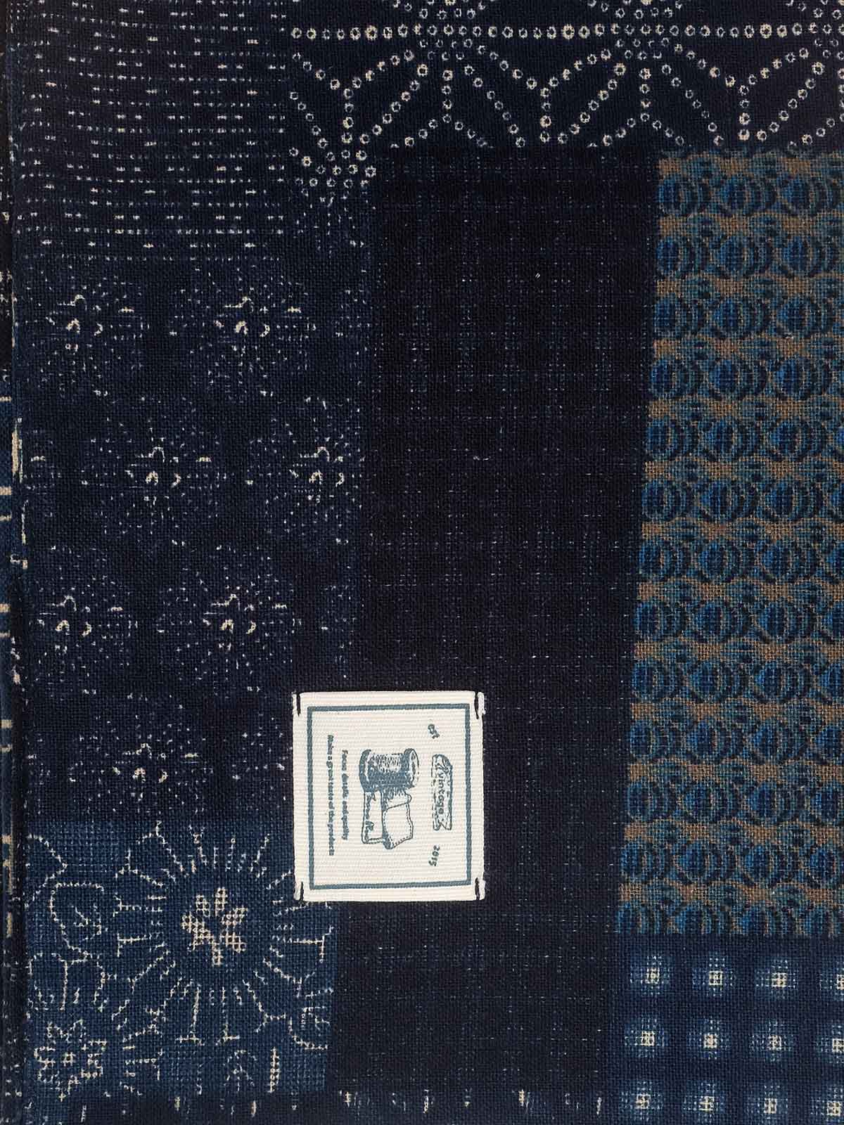 製品画像
インディゴ藍染めプリントパッチワークマフラー全体画像。伝統的な藍染め技法と現代的なパッチワークデザインが融合し、美しいディテールが特徴。
詳細画像
インディゴ藍染めパッチワークマフラーのプリント柄ディテール。繊細な藍染めとコットンリネン素材の質感が伝わるアップ画像。
