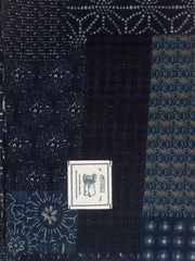 製品画像
インディゴ藍染めプリントパッチワークマフラー全体画像。伝統的な藍染め技法と現代的なパッチワークデザインが融合し、美しいディテールが特徴。
詳細画像
インディゴ藍染めパッチワークマフラーのプリント柄ディテール。繊細な藍染めとコットンリネン素材の質感が伝わるアップ画像。