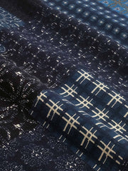 製品画像
インディゴ藍染めプリントパッチワークマフラー全体画像。伝統的な藍染め技法と現代的なパッチワークデザインが融合し、美しいディテールが特徴。
詳細画像
インディゴ藍染めパッチワークマフラーのプリント柄ディテール。繊細な藍染めとコットンリネン素材の質感が伝わるアップ画像。