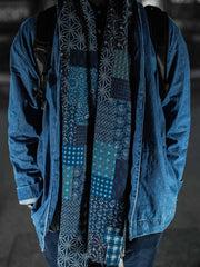 詳細画像
インディゴ藍染めパッチワークマフラーのプリント柄ディテール。繊細な藍染めとコットンリネン素材の質感が伝わるアップ画像。
モデル画像
モデルがインディゴ藍染めパッチワークマフラーを着用したコーディネート。レトロなデザインと現代的なスタイルの融合が、魅力的なアクセントに。