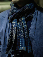 詳細画像
インディゴ藍染めパッチワークマフラーのプリント柄ディテール。繊細な藍染めとコットンリネン素材の質感が伝わるアップ画像。
モデル画像
モデルがインディゴ藍染めパッチワークマフラーを着用したコーディネート。レトロなデザインと現代的なスタイルの融合が、魅力的なアクセントに。