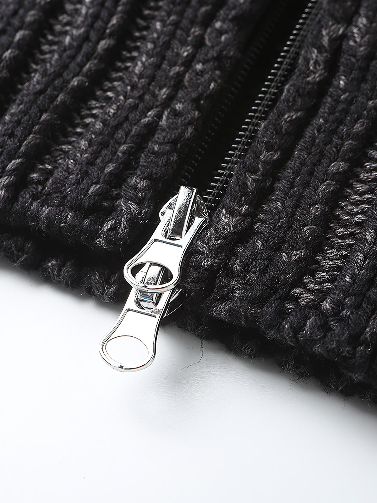 製品画像: ダブルジップスタンドカラー バイカラーローゲージニット セーター メンズ 秋冬 防寒用正面画像
詳細画像: ローゲージ編みのざっくりした編み目とダブルジップのディテールクローズアップ画像