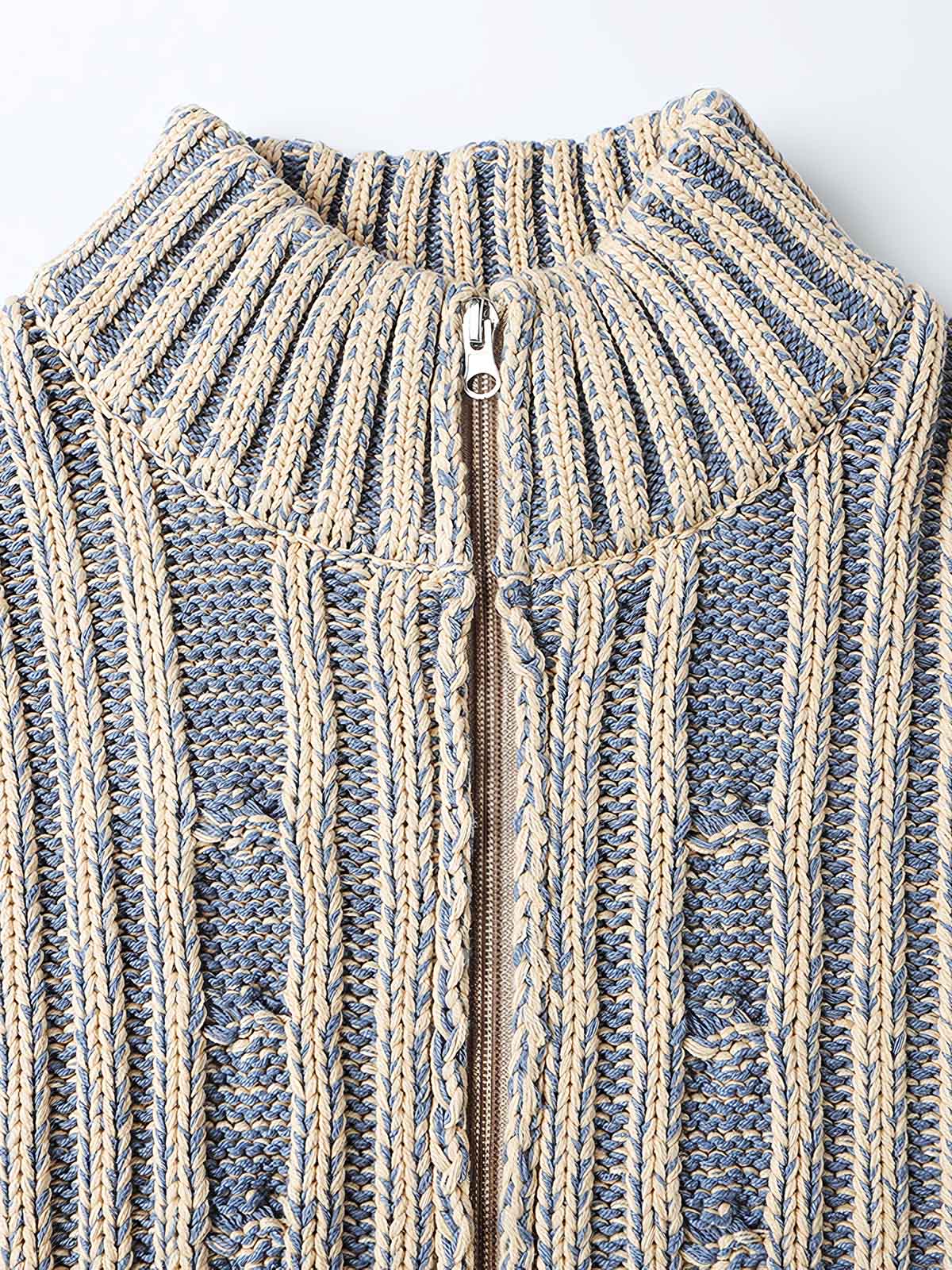 製品画像: ダブルジップスタンドカラー バイカラーローゲージニット セーター メンズ 秋冬 防寒用正面画像
詳細画像: ローゲージ編みのざっくりした編み目とダブルジップのディテールクローズアップ画像