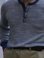 詳細画像: 火焼き加工牛角ボタンとスラブテクスチャーのディテール画像
モデル画像: インディゴヘンリーネックニットを使用した春秋冬のヴィンテージスタイリング