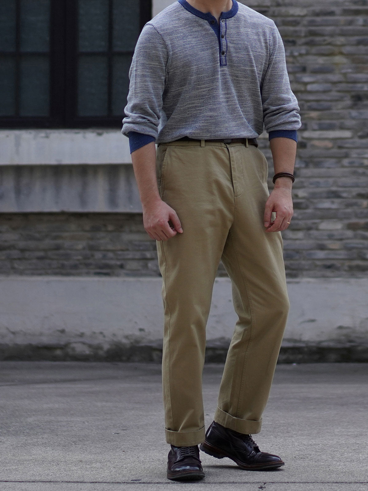 詳細画像: 火焼き加工牛角ボタンとスラブテクスチャーのディテール画像
モデル画像: インディゴヘンリーネックニットを使用した春秋冬のヴィンテージスタイリング