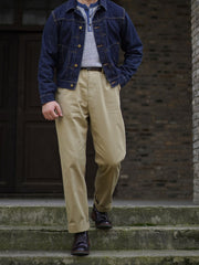 詳細画像: 火焼き加工牛角ボタンとスラブテクスチャーのディテール画像
モデル画像: インディゴヘンリーネックニットを使用した春秋冬のヴィンテージスタイリング