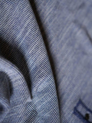 製品画像: インディゴヘンリーネック長袖ニット メンズ スラブテクスチャー ヴィンテージ風 正面画像
詳細画像: 火焼き加工牛角ボタンとスラブテクスチャーのディテール画像