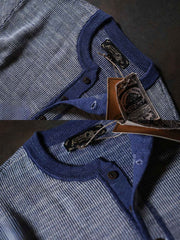 製品画像: インディゴヘンリーネック長袖ニット メンズ スラブテクスチャー ヴィンテージ風 正面画像
詳細画像: 火焼き加工牛角ボタンとスラブテクスチャーのディテール画像