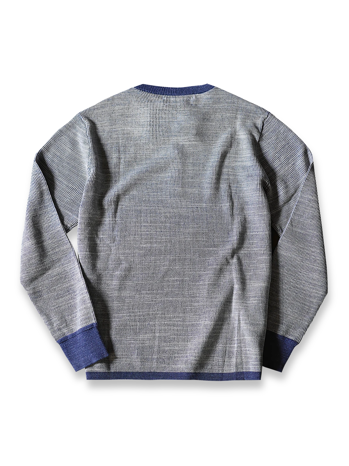 製品画像: インディゴヘンリーネック長袖ニット メンズ スラブテクスチャー ヴィンテージ風 正面画像
詳細画像: 火焼き加工牛角ボタンとスラブテクスチャーのディテール画像