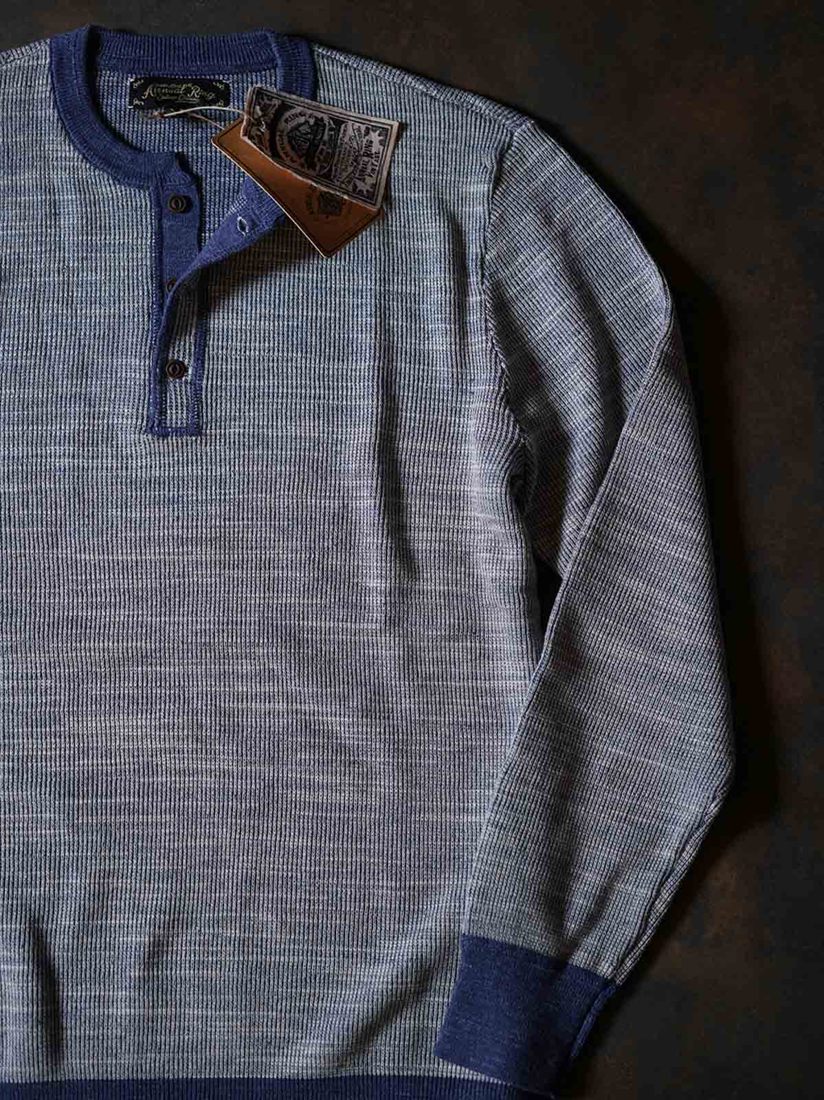 製品画像: インディゴヘンリーネック長袖ニット メンズ スラブテクスチャー ヴィンテージ風 正面画像
詳細画像: 火焼き加工牛角ボタンとスラブテクスチャーのディテール画像