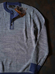 製品画像: インディゴヘンリーネック長袖ニット メンズ スラブテクスチャー ヴィンテージ風 正面画像
詳細画像: 火焼き加工牛角ボタンとスラブテクスチャーのディテール画像