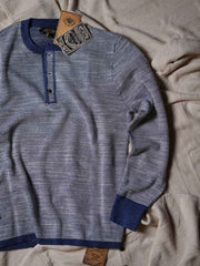 製品画像: インディゴヘンリーネック長袖ニット メンズ スラブテクスチャー ヴィンテージ風 正面画像
詳細画像: 火焼き加工牛角ボタンとスラブテクスチャーのディテール画像