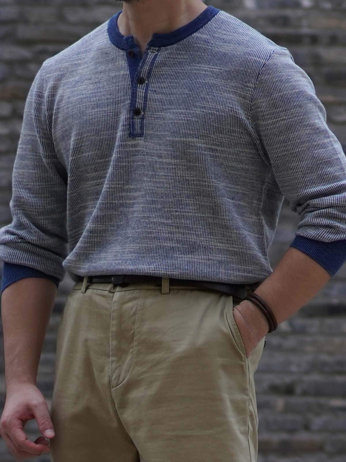 詳細画像: 火焼き加工牛角ボタンとスラブテクスチャーのディテール画像
モデル画像: インディゴヘンリーネックニットを使用した春秋冬のヴィンテージスタイリング