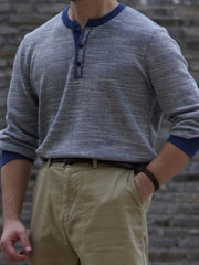 詳細画像: 火焼き加工牛角ボタンとスラブテクスチャーのディテール画像
モデル画像: インディゴヘンリーネックニットを使用した春秋冬のヴィンテージスタイリング