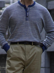 詳細画像: 火焼き加工牛角ボタンとスラブテクスチャーのディテール画像
モデル画像: インディゴヘンリーネックニットを使用した春秋冬のヴィンテージスタイリング