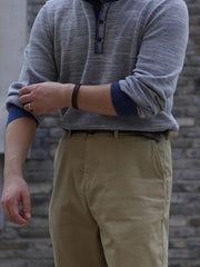 詳細画像: 火焼き加工牛角ボタンとスラブテクスチャーのディテール画像
モデル画像: インディゴヘンリーネックニットを使用した春秋冬のヴィンテージスタイリング