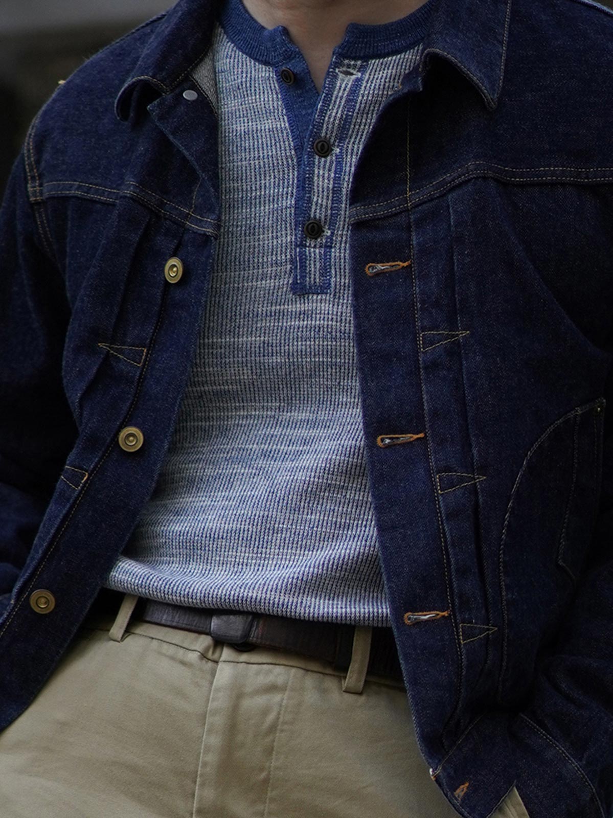 詳細画像: 火焼き加工牛角ボタンとスラブテクスチャーのディテール画像
モデル画像: インディゴヘンリーネックニットを使用した春秋冬のヴィンテージスタイリング