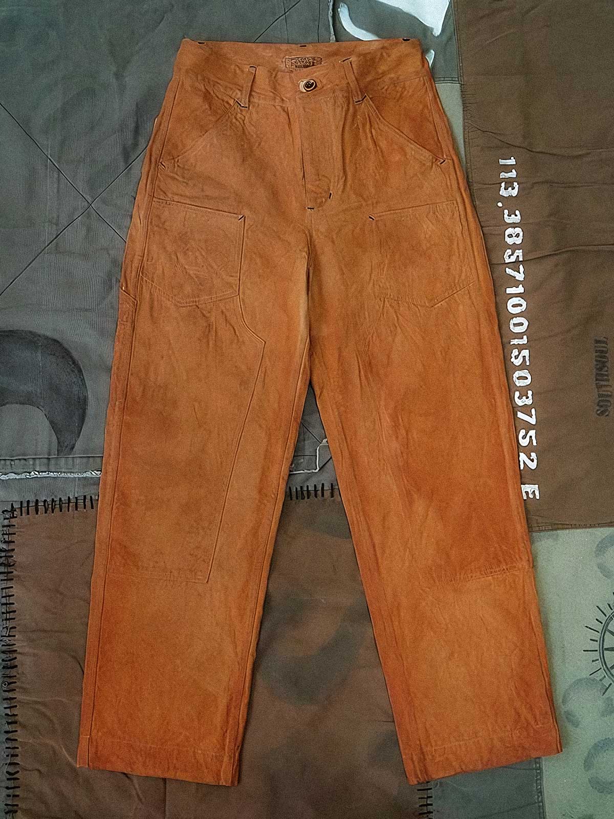 製品画像: 柿染めキャンバスワークパンツ メンズ レトロスタイル ヴィンテージ 全体画像
詳細画像: 手作業による柿染めとキャンバス素材のディテール特写