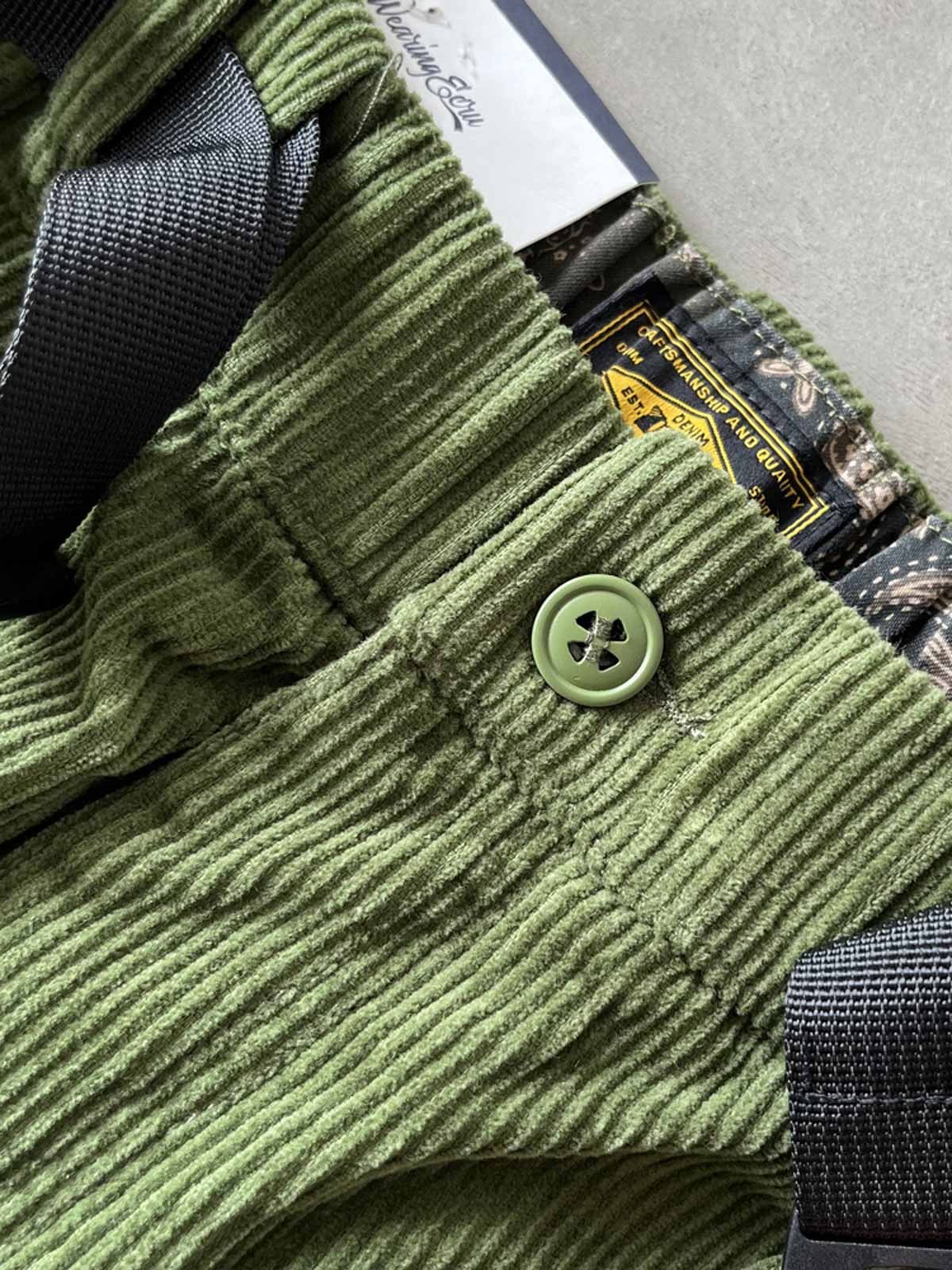 製品画像: クラシックなコーデュロイ素材とワークデザインを融合したカジュアルパンツ全体の外観、ペイズリー柄の裏地がアクセント。
詳細画像: 純銅製YKKジッパーやウエスト部分の伸縮性ゴム仕様、ペイズリー柄裏地のディテールクローズアップ。