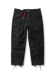 製品画像: 重厚なウォッシュ加工コットン100%を使用した多ポケットワークパンツ全体の外観、カーキ、グレー、ブラックの3色展開。
詳細画像: 純銅製YKKジッパーや調節可能なウエストバックル、裾のドローストリングディテールのクローズアップ。