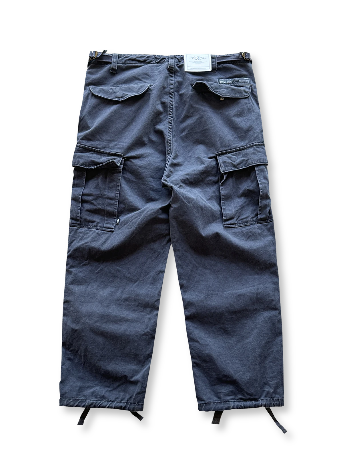 製品画像: 重厚なウォッシュ加工コットン100%を使用した多ポケットワークパンツ全体の外観、カーキ、グレー、ブラックの3色展開。
詳細画像: 純銅製YKKジッパーや調節可能なウエストバックル、裾のドローストリングディテールのクローズアップ。