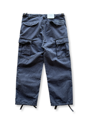 製品画像: 重厚なウォッシュ加工コットン100%を使用した多ポケットワークパンツ全体の外観、カーキ、グレー、ブラックの3色展開。
詳細画像: 純銅製YKKジッパーや調節可能なウエストバックル、裾のドローストリングディテールのクローズアップ。