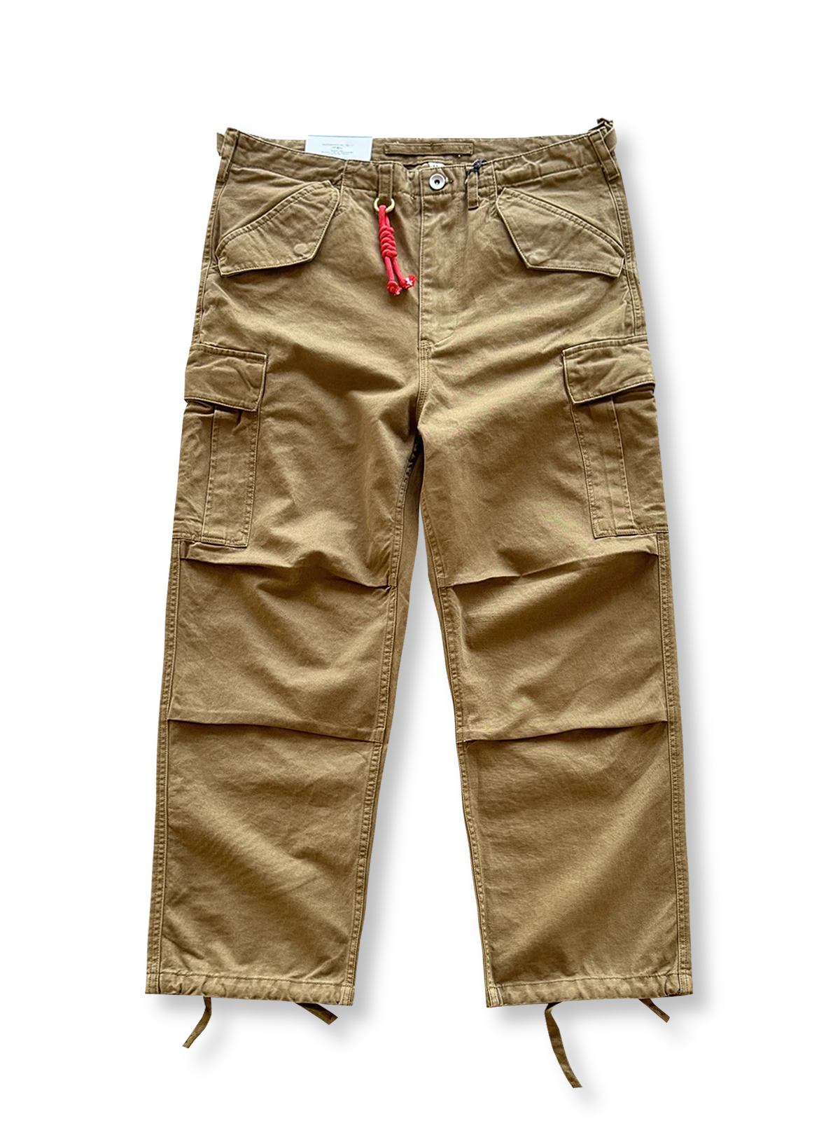 製品画像: 重厚なウォッシュ加工コットン100%を使用した多ポケットワークパンツ全体の外観、カーキ、グレー、ブラックの3色展開。
詳細画像: 純銅製YKKジッパーや調節可能なウエストバックル、裾のドローストリングディテールのクローズアップ。