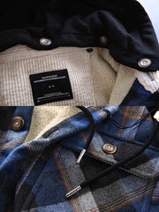 製品画像: 取り外し可能なフードと裏起毛仕様が特徴のチェック柄シャツ全体の外観、100%コットン素材を使用した秋冬向けデザイン。
詳細画像: ダブルチェストポケット、隠しスナップボタン、裏起毛素材と取り外し可能なフードのディテールクローズアップ。