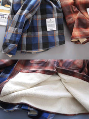 製品画像: 取り外し可能なフードと裏起毛仕様が特徴のチェック柄シャツ全体の外観、100%コットン素材を使用した秋冬向けデザイン。
詳細画像: ダブルチェストポケット、隠しスナップボタン、裏起毛素材と取り外し可能なフードのディテールクローズアップ。