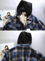 製品画像: 取り外し可能なフードと裏起毛仕様が特徴のチェック柄シャツ全体の外観、100%コットン素材を使用した秋冬向けデザイン。
詳細画像: ダブルチェストポケット、隠しスナップボタン、裏起毛素材と取り外し可能なフードのディテールクローズアップ。