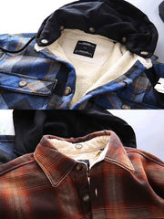 製品画像: 取り外し可能なフードと裏起毛仕様が特徴のチェック柄シャツ全体の外観、100%コットン素材を使用した秋冬向けデザイン。
詳細画像: ダブルチェストポケット、隠しスナップボタン、裏起毛素材と取り外し可能なフードのディテールクローズアップ。