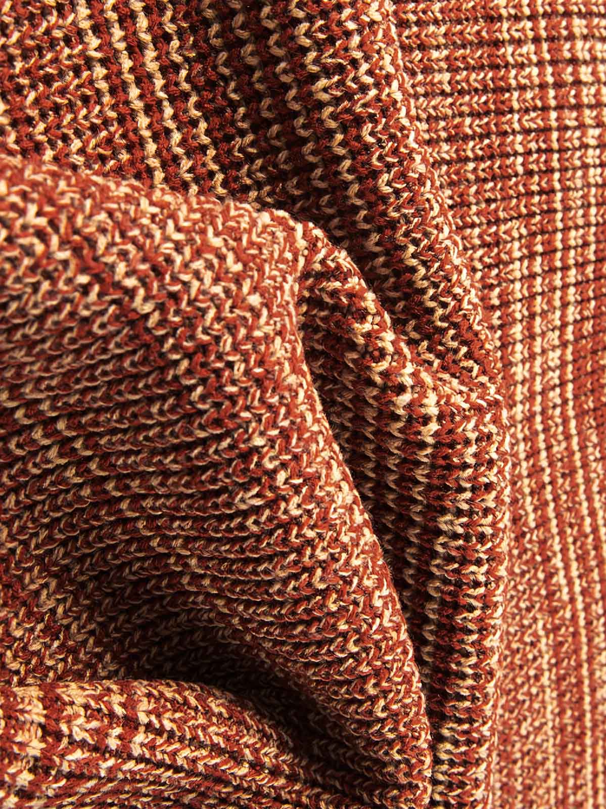 製品画像
秋冬向けのレトロ ポロカラー ニットセーター。中厚のアクリル素材を使用したメンズウェアで、クラシックな三つボタンデザインの襟元が特徴。ルーズフィットのシルエットがリラックス感を提供し、保温性とスタイリッシュさを両立した万能セーター。
詳細画像
レトロなポロカラー ニットセーターの襟元ディテール特写。クラシックな三つボタンデザインがアクセントとなり、モダンで上品な印象を演出。加厚アクリル素材のしっかりとした質感と、秋冬の着用に最適な仕様を示す特写画像。