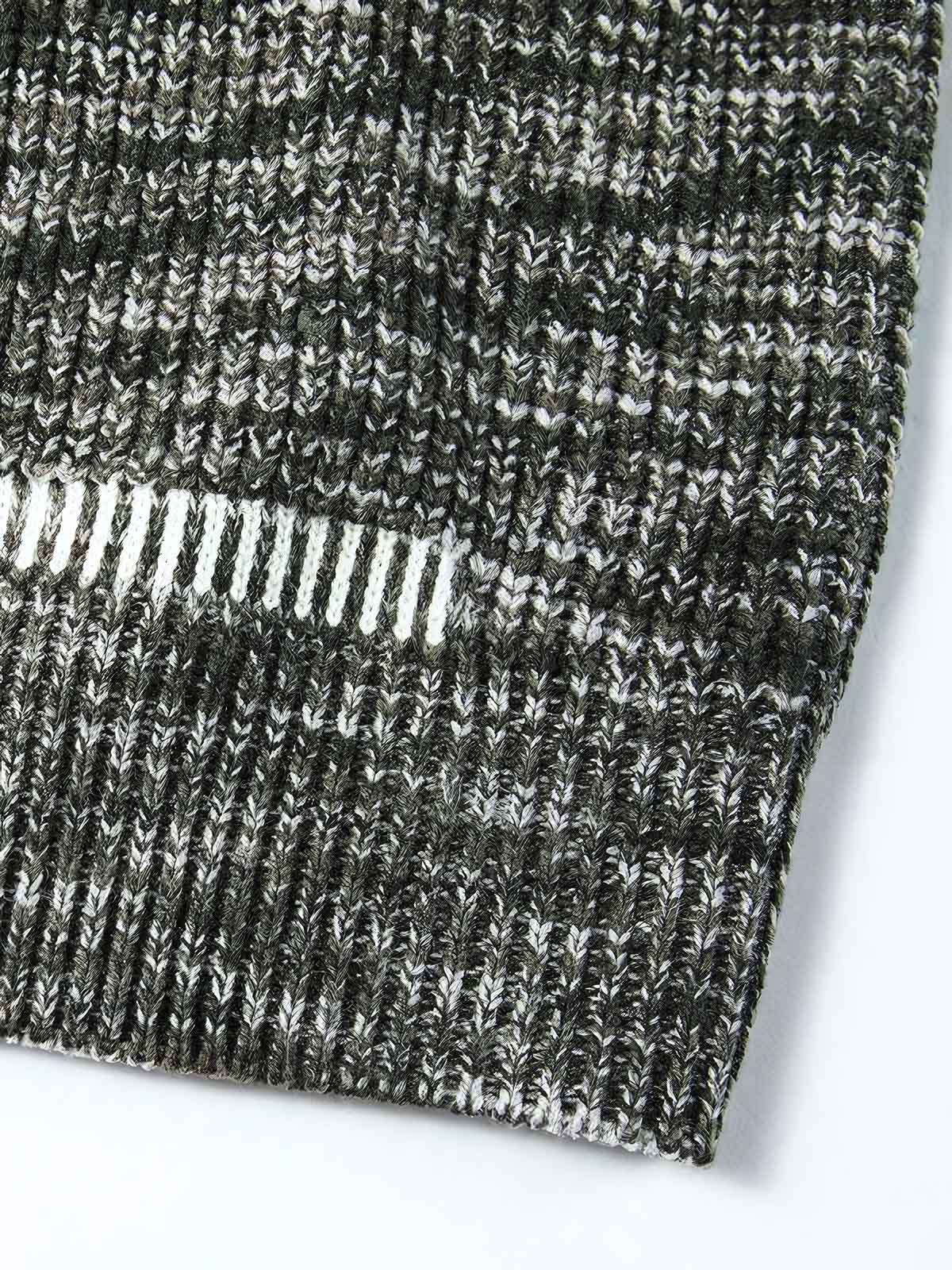 製品画像
秋冬向けのレトロ ポロカラー ニットセーター。中厚のアクリル素材を使用したメンズウェアで、クラシックな三つボタンデザインの襟元が特徴。ルーズフィットのシルエットがリラックス感を提供し、保温性とスタイリッシュさを両立した万能セーター。
詳細画像
レトロなポロカラー ニットセーターの襟元ディテール特写。クラシックな三つボタンデザインがアクセントとなり、モダンで上品な印象を演出。加厚アクリル素材のしっかりとした質感と、秋冬の着用に最適な仕様を示す特写画像。