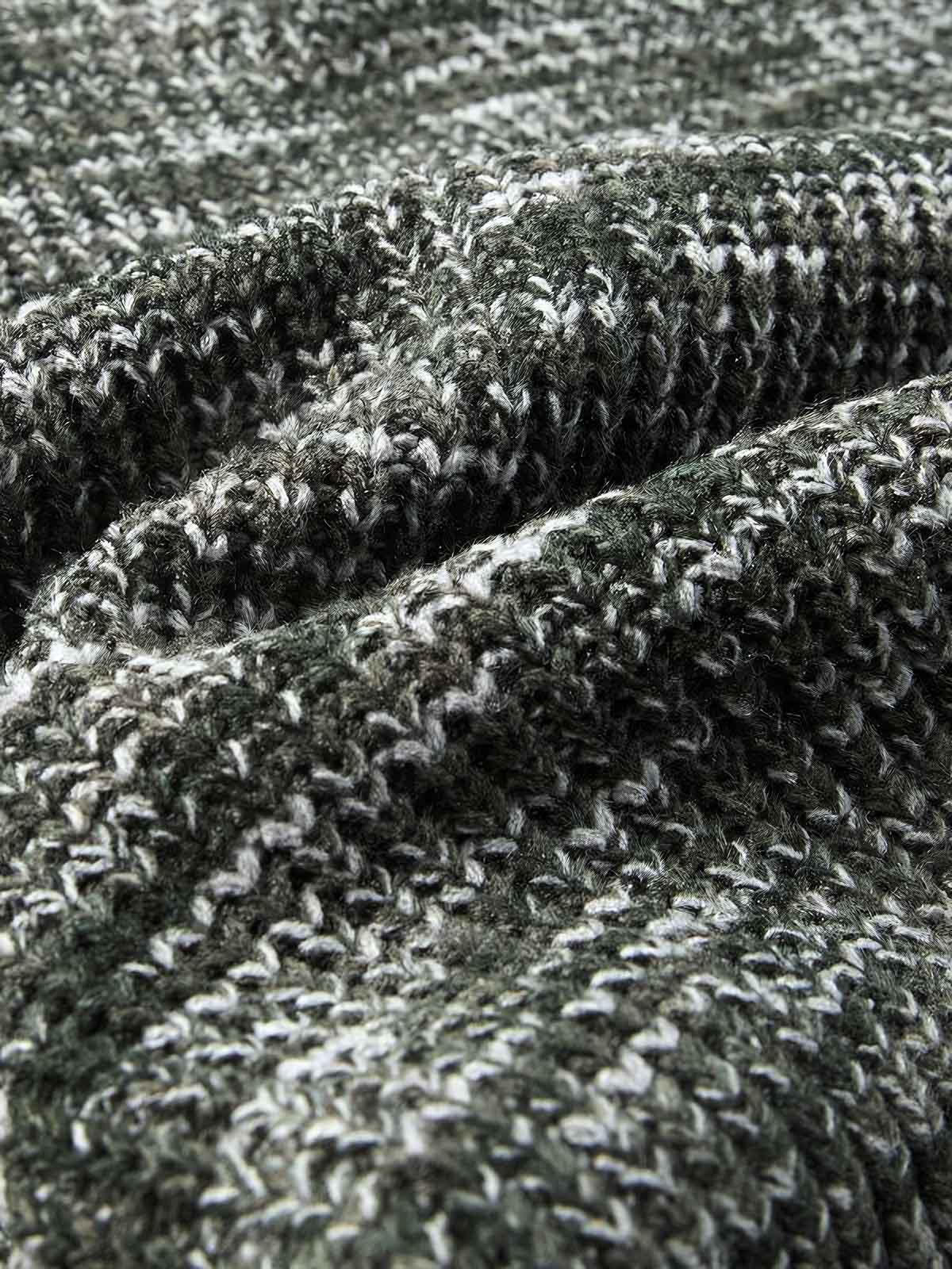 製品画像
秋冬向けのレトロ ポロカラー ニットセーター。中厚のアクリル素材を使用したメンズウェアで、クラシックな三つボタンデザインの襟元が特徴。ルーズフィットのシルエットがリラックス感を提供し、保温性とスタイリッシュさを両立した万能セーター。
詳細画像
レトロなポロカラー ニットセーターの襟元ディテール特写。クラシックな三つボタンデザインがアクセントとなり、モダンで上品な印象を演出。加厚アクリル素材のしっかりとした質感と、秋冬の着用に最適な仕様を示す特写画像。