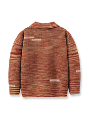 製品画像
秋冬向けのレトロ ポロカラー ニットセーター。中厚のアクリル素材を使用したメンズウェアで、クラシックな三つボタンデザインの襟元が特徴。ルーズフィットのシルエットがリラックス感を提供し、保温性とスタイリッシュさを両立した万能セーター。
詳細画像
レトロなポロカラー ニットセーターの襟元ディテール特写。クラシックな三つボタンデザインがアクセントとなり、モダンで上品な印象を演出。加厚アクリル素材のしっかりとした質感と、秋冬の着用に最適な仕様を示す特写画像。