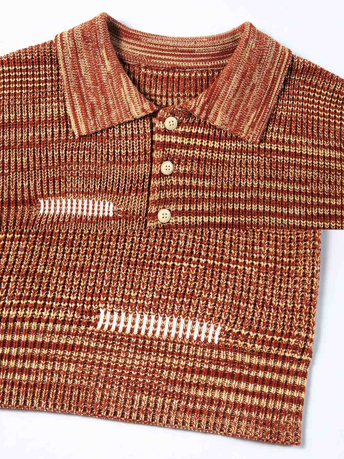 製品画像
秋冬向けのレトロ ポロカラー ニットセーター。中厚のアクリル素材を使用したメンズウェアで、クラシックな三つボタンデザインの襟元が特徴。ルーズフィットのシルエットがリラックス感を提供し、保温性とスタイリッシュさを両立した万能セーター。
詳細画像
レトロなポロカラー ニットセーターの襟元ディテール特写。クラシックな三つボタンデザインがアクセントとなり、モダンで上品な印象を演出。加厚アクリル素材のしっかりとした質感と、秋冬の着用に最適な仕様を示す特写画像。