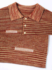 製品画像
秋冬向けのレトロ ポロカラー ニットセーター。中厚のアクリル素材を使用したメンズウェアで、クラシックな三つボタンデザインの襟元が特徴。ルーズフィットのシルエットがリラックス感を提供し、保温性とスタイリッシュさを両立した万能セーター。
詳細画像
レトロなポロカラー ニットセーターの襟元ディテール特写。クラシックな三つボタンデザインがアクセントとなり、モダンで上品な印象を演出。加厚アクリル素材のしっかりとした質感と、秋冬の着用に最適な仕様を示す特写画像。