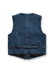 製品画像
剣道着風のデザインを取り入れた多ポケットワークベスト。植物藍染めで仕上げられ、日本武士文化を彷彿とさせるクラシックなスタイルが特徴。軽量なコットン素材を使用し、通勤やアウトドアに最適な正面図。
詳細画像
藍染めのディテールを特写した多ポケットワークベスト。牛角ボタンがアクセントとして使用され、レトロな雰囲気を演出。ポケット部分の縫製や植物藍染めの繊細な色合いが際立つ特写画像。