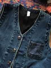 製品画像
剣道着風のデザインを取り入れた多ポケットワークベスト。植物藍染めで仕上げられ、日本武士文化を彷彿とさせるクラシックなスタイルが特徴。軽量なコットン素材を使用し、通勤やアウトドアに最適な正面図。
詳細画像
藍染めのディテールを特写した多ポケットワークベスト。牛角ボタンがアクセントとして使用され、レトロな雰囲気を演出。ポケット部分の縫製や植物藍染めの繊細な色合いが際立つ特写画像。