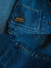 製品画像
剣道着風のデザインを取り入れた多ポケットワークベスト。植物藍染めで仕上げられ、日本武士文化を彷彿とさせるクラシックなスタイルが特徴。軽量なコットン素材を使用し、通勤やアウトドアに最適な正面図。
詳細画像
藍染めのディテールを特写した多ポケットワークベスト。牛角ボタンがアクセントとして使用され、レトロな雰囲気を演出。ポケット部分の縫製や植物藍染めの繊細な色合いが際立つ特写画像。